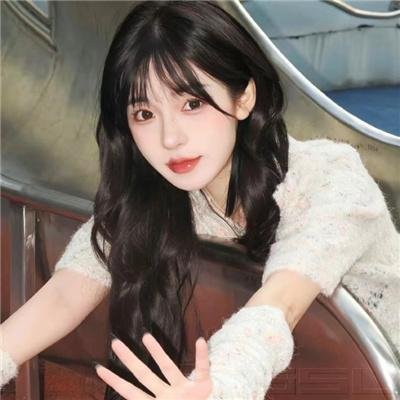 坐在酒吧里吃蛋糕